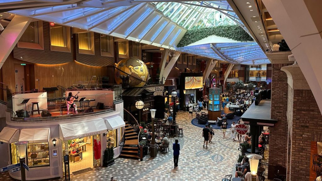 Promenade | Oasis of the Seas | Royal Caribbean