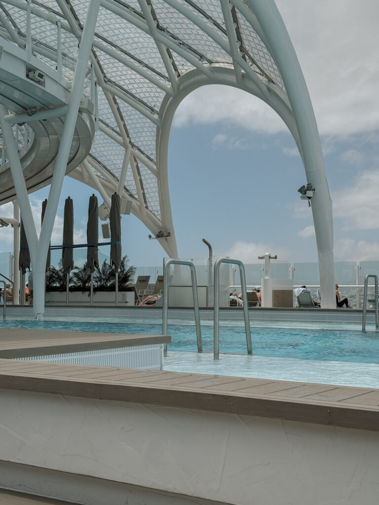 Pool onboard Mein Schiff Relax